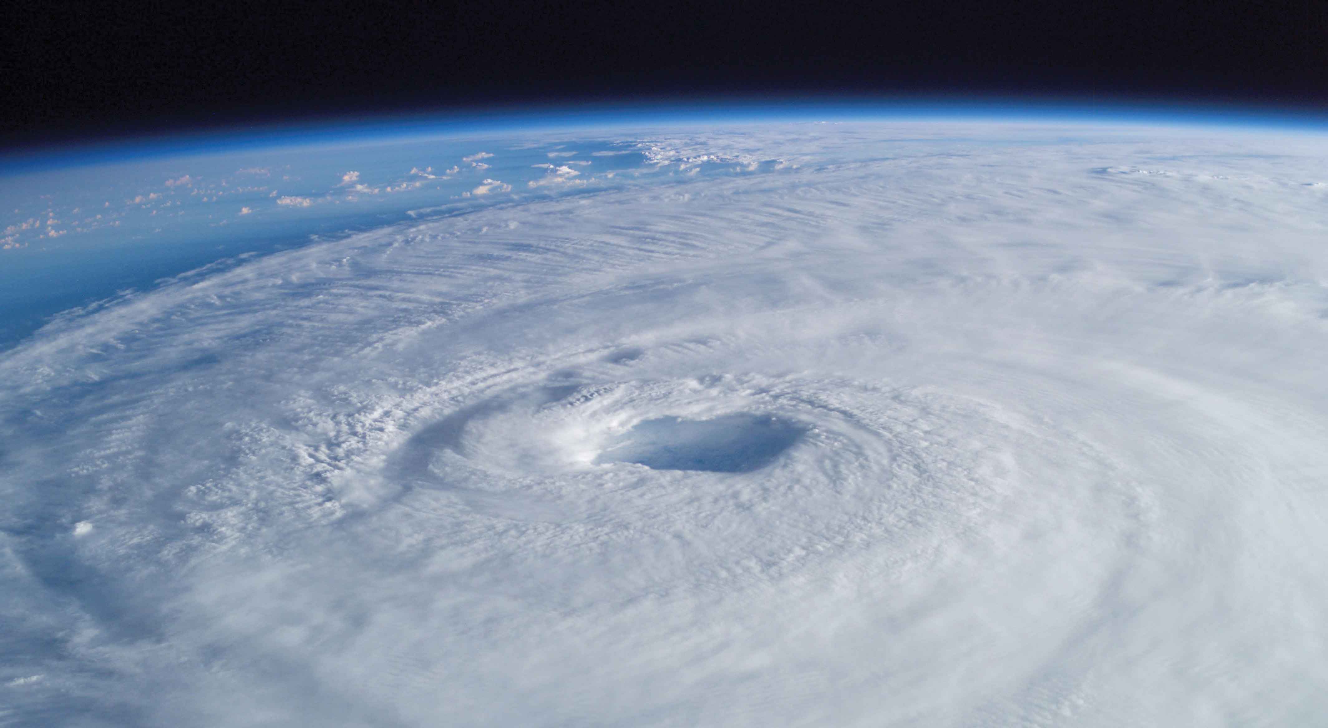 Какая планета известна своим гигантским ураганом